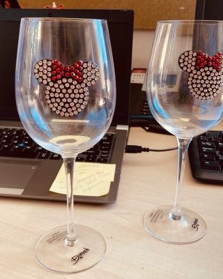 Krásné pondělní ráno z kanceláře 🤩dnes mi dorazily tyto krásné skleničky 🥂🍾už ladím vánoční stůl … skleničky jsou v balení...